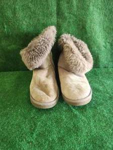 lot 83 image: Pair of Ugg shoes - 8