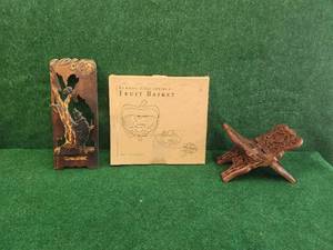 lot 122 image: Selection of wood decor
