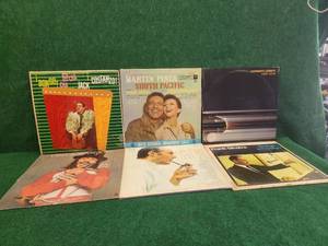 lot 123 image: Selection of 10 vintage vinyl records