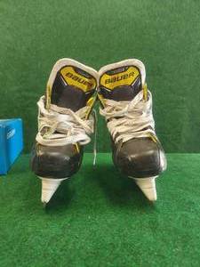 lot 133 image: Pair of Bauer hockey skates - 5.5