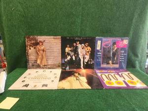 lot 135 image: Selection of 10 vintage vinyl records