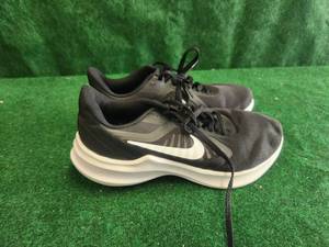 lot 217 image: Pair of Nike tennis hoes - 7.5
