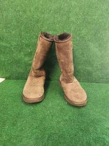 lot 231 image: Pair of Ugg boots - 8