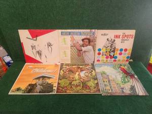 lot 260 image: Selection of 10 vintage vinyl records