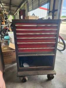 lot 175 image: Craftsman rolling toolbox with contents