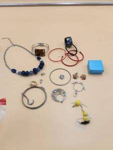 lot 53 image: Selection of Jewelry