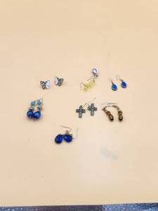 lot 65 image: Selection of Jewelry -