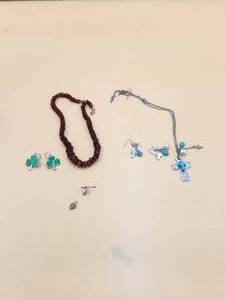 lot 70 image: Selection of Jewelry