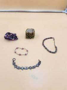 lot 90 image: Selection of Jewelry