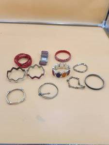 lot 8 image: Selection of Jewelry