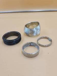 lot 28 image: Selection of Jewelry