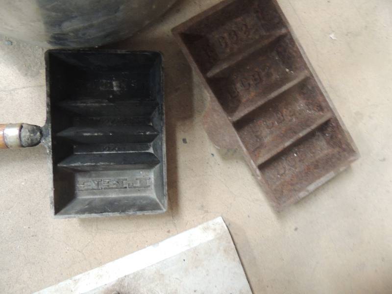lot 1600 image: mold for lead accersories...