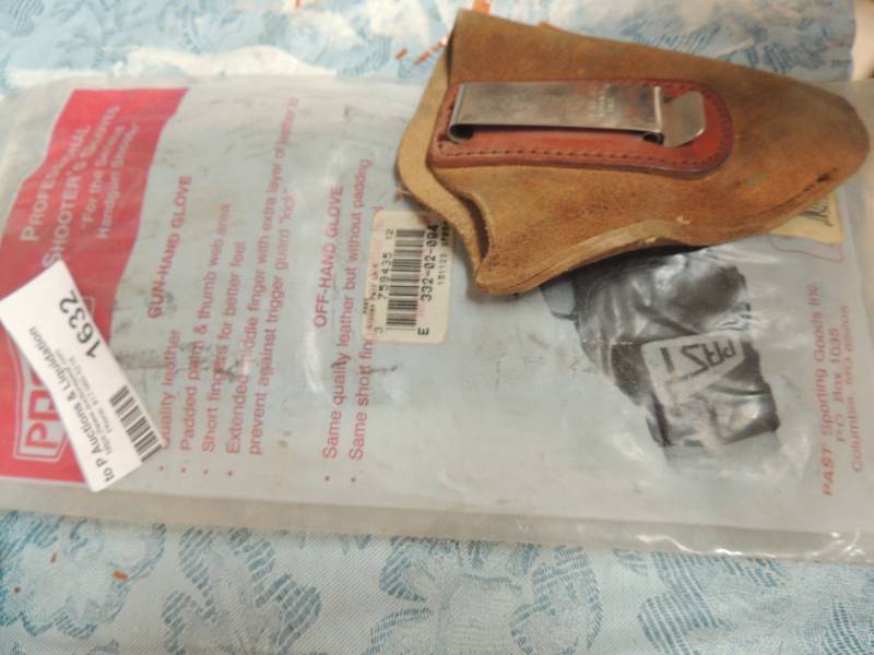 lot 1632 image: professional shooters gloves,  Safa...