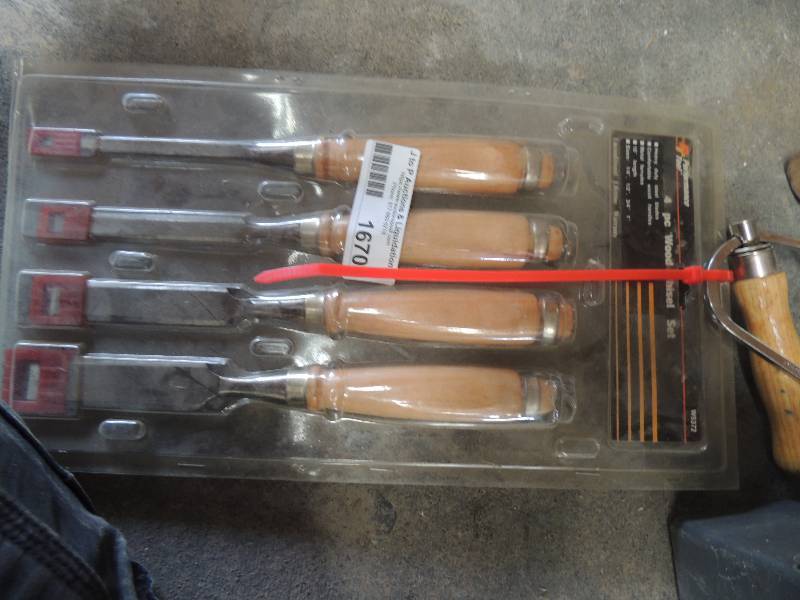 lot 1670 image: 4 piece wood chisel and small saw...