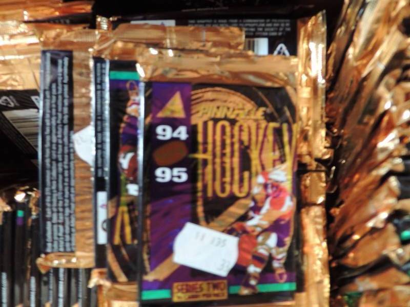 lot 1688 image: Box of hockey cards 94 and 95    ...