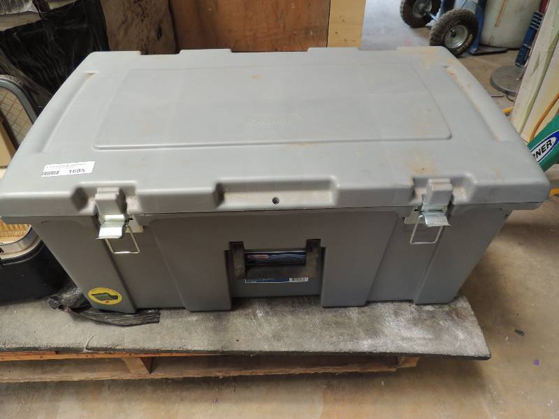 lot 1695 image: Gray trunk and plastic tote with ha...