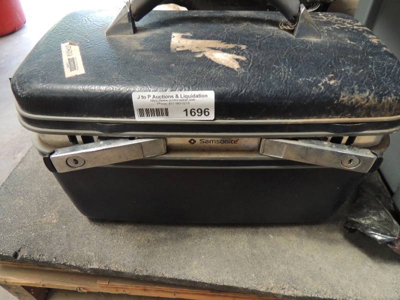 lot 1696 image: Samsonite makeup case (matches 1684...