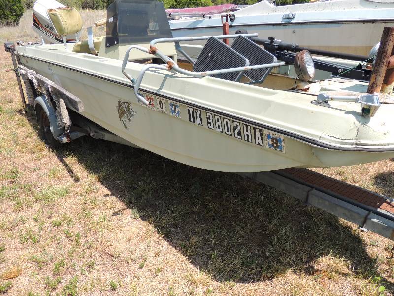 lot 1772 image: 15 Chrysler boat with 85 HP CHRYSLER ENGINE