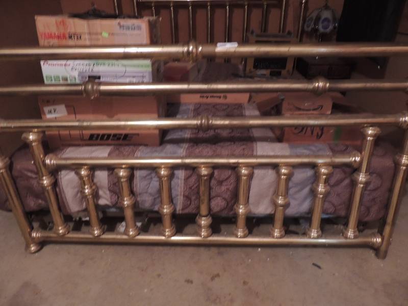 lot 1858 image: VINTAGE Brass bed -...