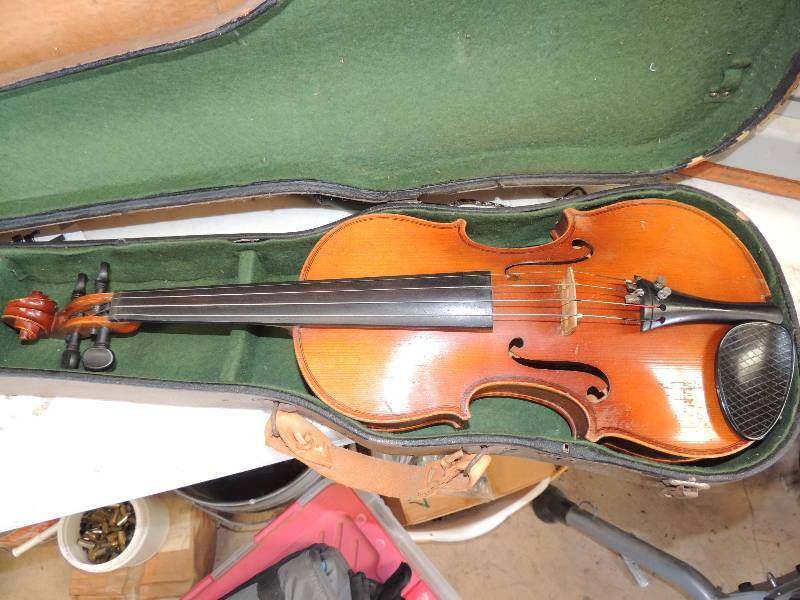 lot 1865 image: Fiddle in brown case  - no bow...