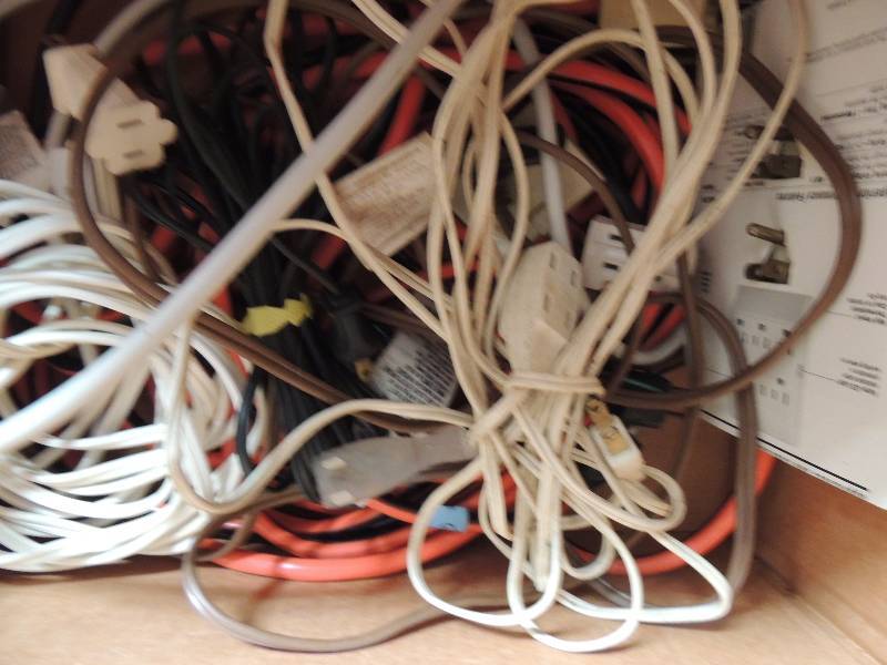 lot 688 image: Box of various extension cords