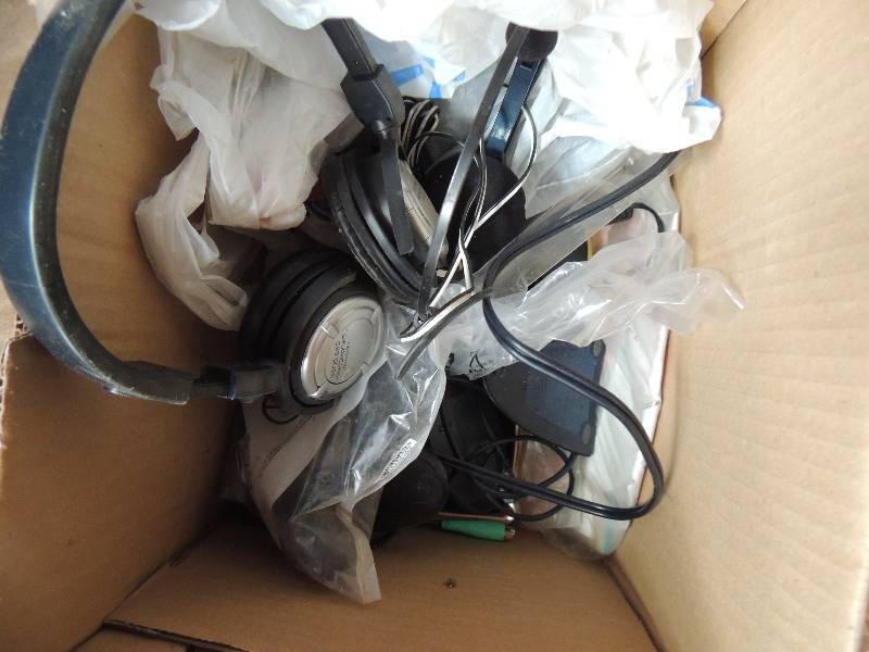 lot 701 image: Wireless headphones and computer mi...