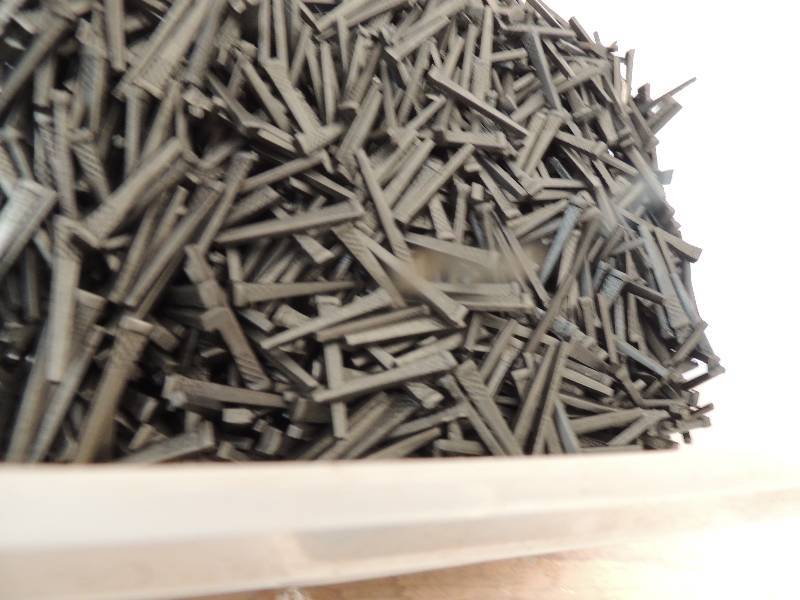 lot 726 image: 25 lbs of 1.5 sq head nails...