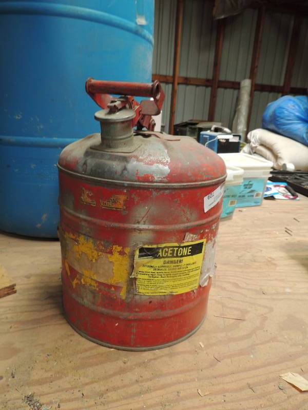 lot 729 image: Vintage 5 gallon gas can...