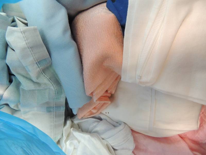 lot 732 image: Blankets and linens - variety...
