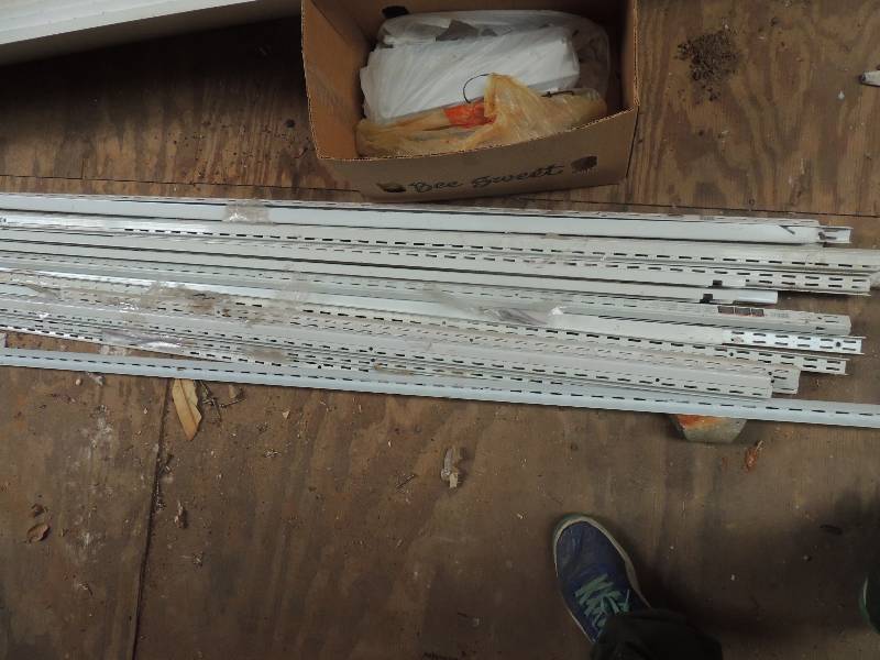 lot 742 image: Wall shelf bracket system, 7 shelve...
