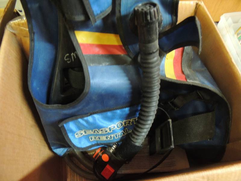 lot 750 image: Scuba vest Small...