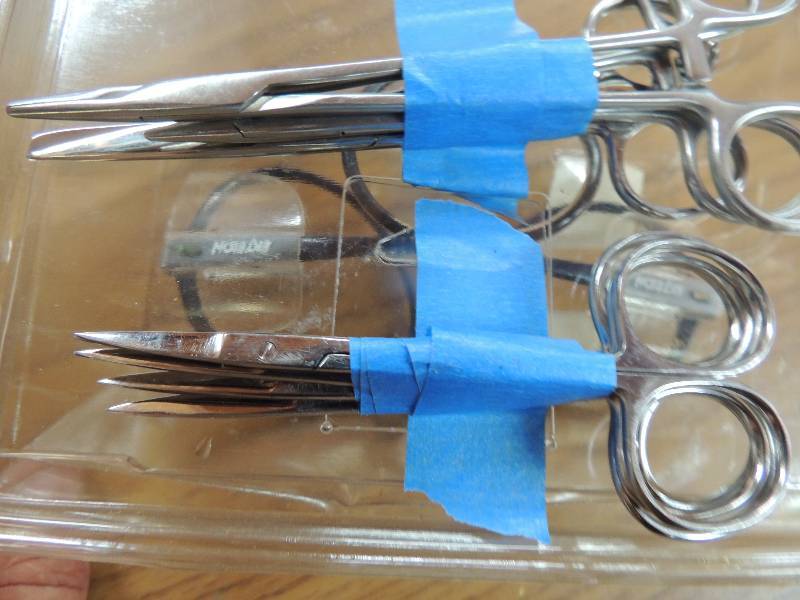 lot 754 image: Ekteon Glasses, hemostats x9, 1x ri...