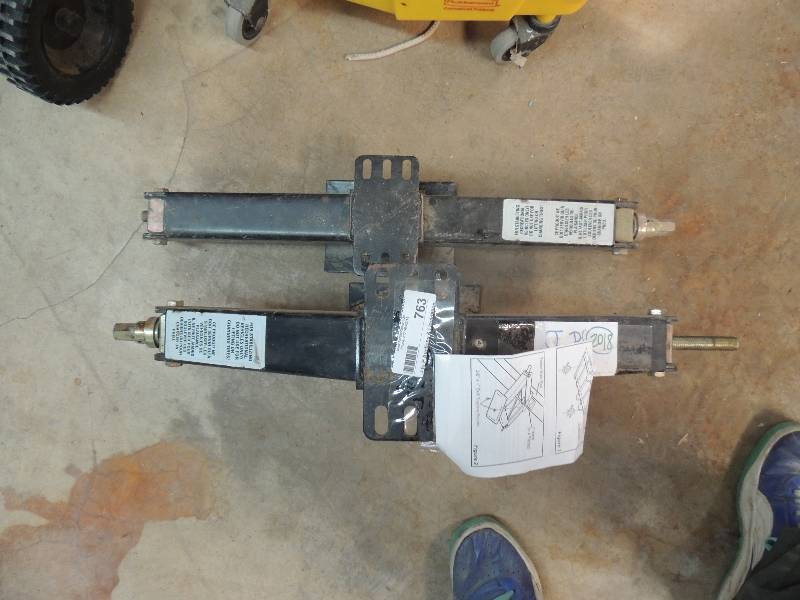 lot 763 image: 2 RV lever jack stands...