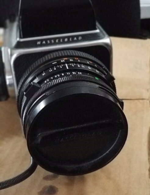 lot 1864 image: HasselBlad camera  500CM - MADE IN SWEDEN with  SEVERAL var...