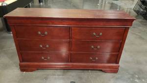 lot 206 image: Wooden 6 Drawer Dresser