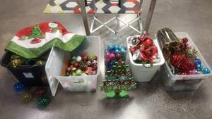 lot 251 image: Large Quantity of Misc Christmas Decorations & Ornaments