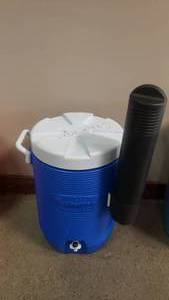 lot 276 image: Rubbermaid 5 gallon Water Jug w Attached Cup Dispenser