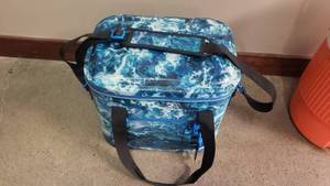 lot 278 image: Soft Sided Insulated Cooler w Carry Strap