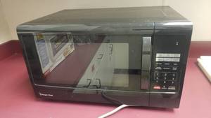 lot 296 image: Magic Chef 1.6 Cu Ft Microwave Model HMM1611B, Clean