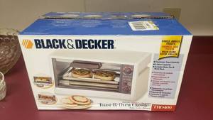 lot 297 image: Black & Decker Easy Clean Toast-R-Oven, Model TR0400