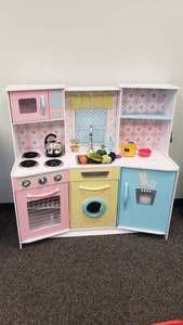 lot 373 image: KidKraft Play Kitchen w Food Pieces