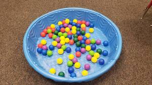 lot 385 image: Summer Escapes Play Pool w Plastic Balls.
