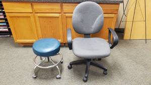 lot 450 image: Rolling Office Chair & Rolling Doctors Stool