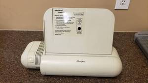 lot 459 image: Swingline Electric Hole Punch, 20 Page Capacity.  Model 525
