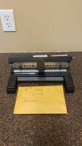lot 460 image: Acco Model 450 Heavy Duty Hole Punch