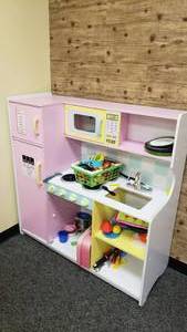 lot 490 image: Play Kitchen w Lots of Food & Extras