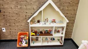 lot 492 image: Beautiful Doll House Full of Pieces & Box of Extra Pieces