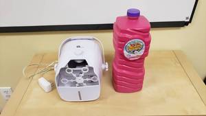 lot 498 image: Electric Bubble Blowing Machine w Bubble Mix