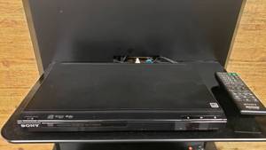 lot 505 image: Sony DVP-SR101P DVD Player w Remote