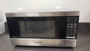 lot 517 image: Panasonic NN-SN744S 1.6 Cu Ft Microwave